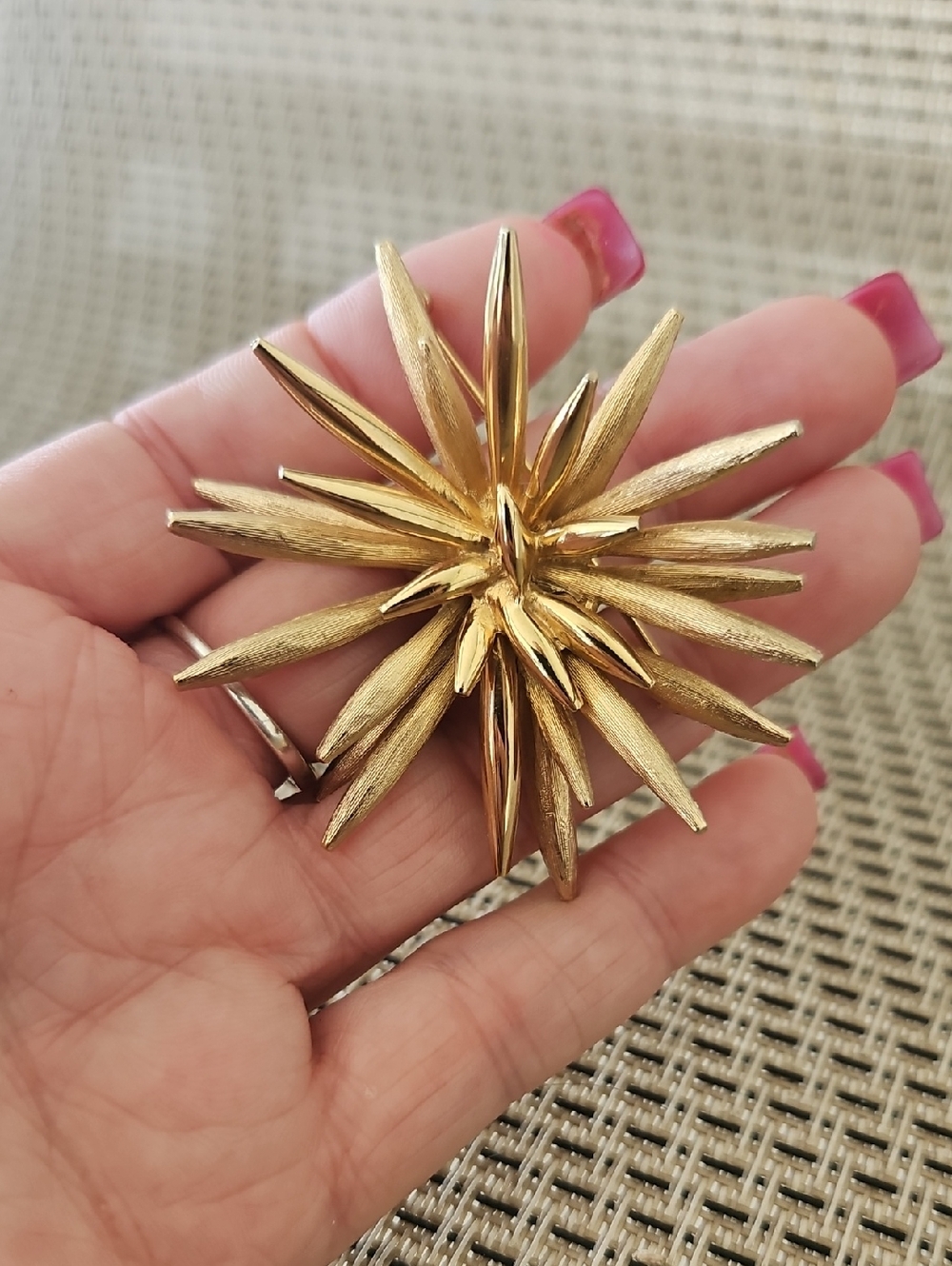 BROUCHER BROOCH, STARBURST GOLD BROOCH, VINTAGE BROUCHER BROOCH - Picture 12 of 12